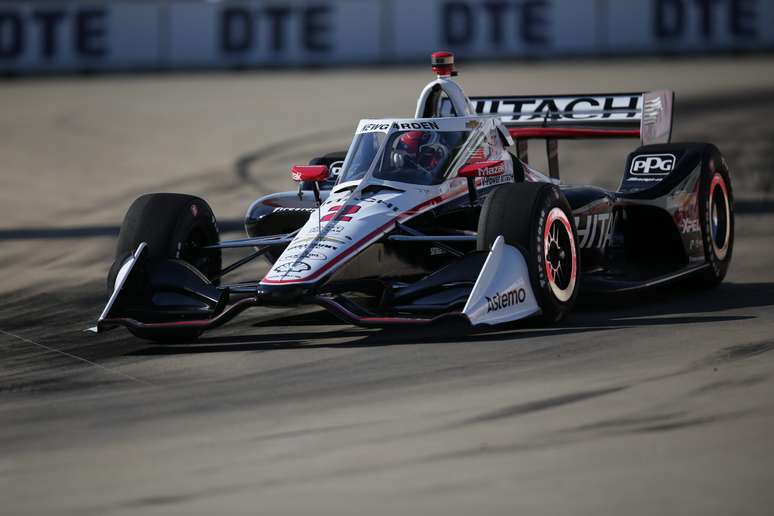 Josef Newgarden é pole em Detroit 