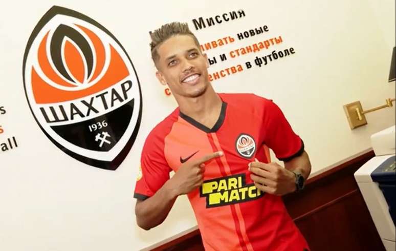 Pedrinho posou para fotos e assinou contrato com o Shakhtar Donetsk (Foto: Reprodução / Shakhtar Donetsk)