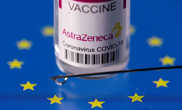 Ampola com vacina da marca "AstraZeneca contra Covid-19 sobre bandeira da União Europeia. 24/3/2021. REUTERS/Dado Ruvic