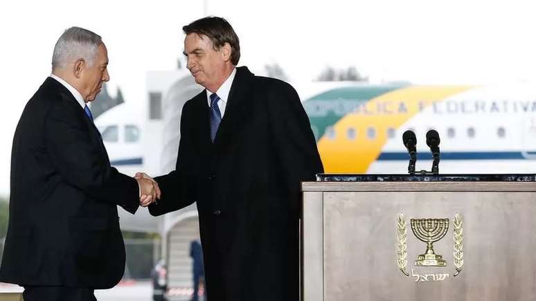 Para professores, aposta de Bolsonaro em pol&iacute;tica externa baseada em rela&ccedil;&otilde;es pessoais, e n&atilde;o interesses geopol&iacute;ticos de Estado, isola o Brasil. "Antes de voc&ecirc; se dar conta, seus aliados podem sair do cargo e voc&ecirc; sobra sozinho."
