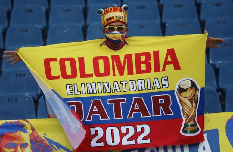 Cartaz de torcedor colombiano com referência às Eliminatórias da Copa do Mundo de 2022. 8/6/2021 REUTERS/Luisa Gonzalez