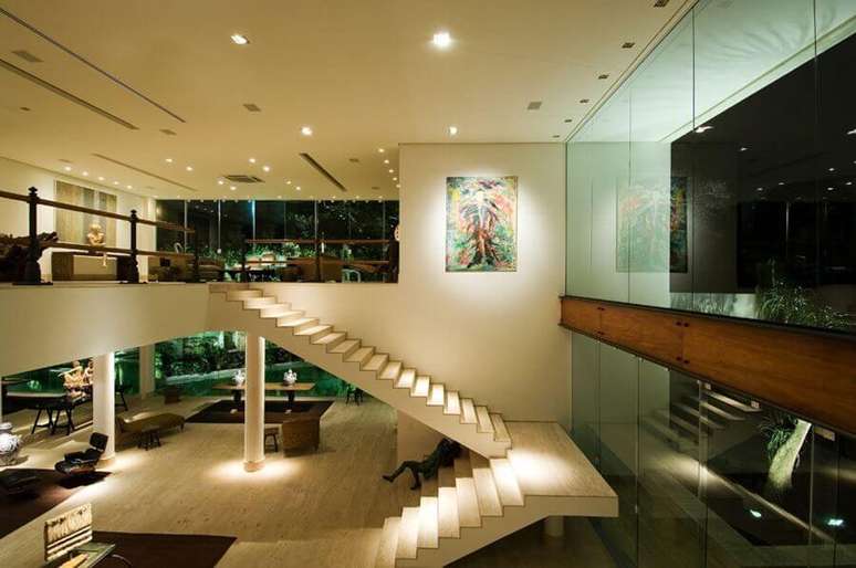 51. Escadas internas em U para decoração de casa grande e moderna – Foto: Casa de Valentina
