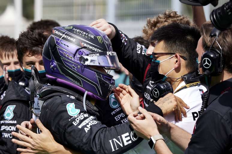 Lewis Hamilton está surpreso com o nível de diversão que a temporada 2021 tem entregado 