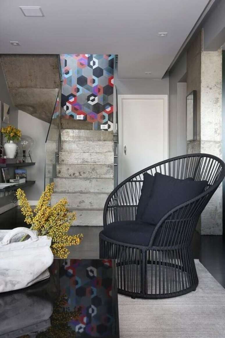 57. Modelos de escadas internas de concreto para decora&ccedil;&atilde;o de sala com estilo industrial &ndash; Foto: Home Fashion Trend