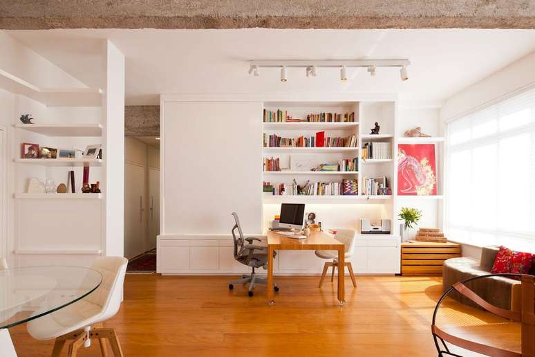3. Reformas no seu home office aproveite a luz natural ao máximo no ambiente. Projeto de A.M Studio Arquitetura