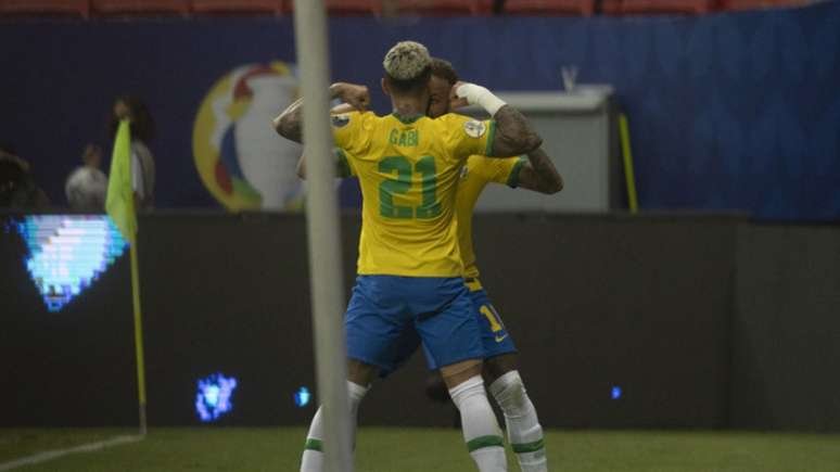 Gabigol e Neymar comemorando o tento do camisa 21 (Lucas Figueiredo/CBF)