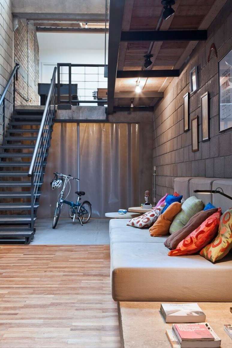 49. Escadas internas de ferro para decora&ccedil;&atilde;o de sala estilo industrial &ndash; Foto: Plataforma Arquitectura