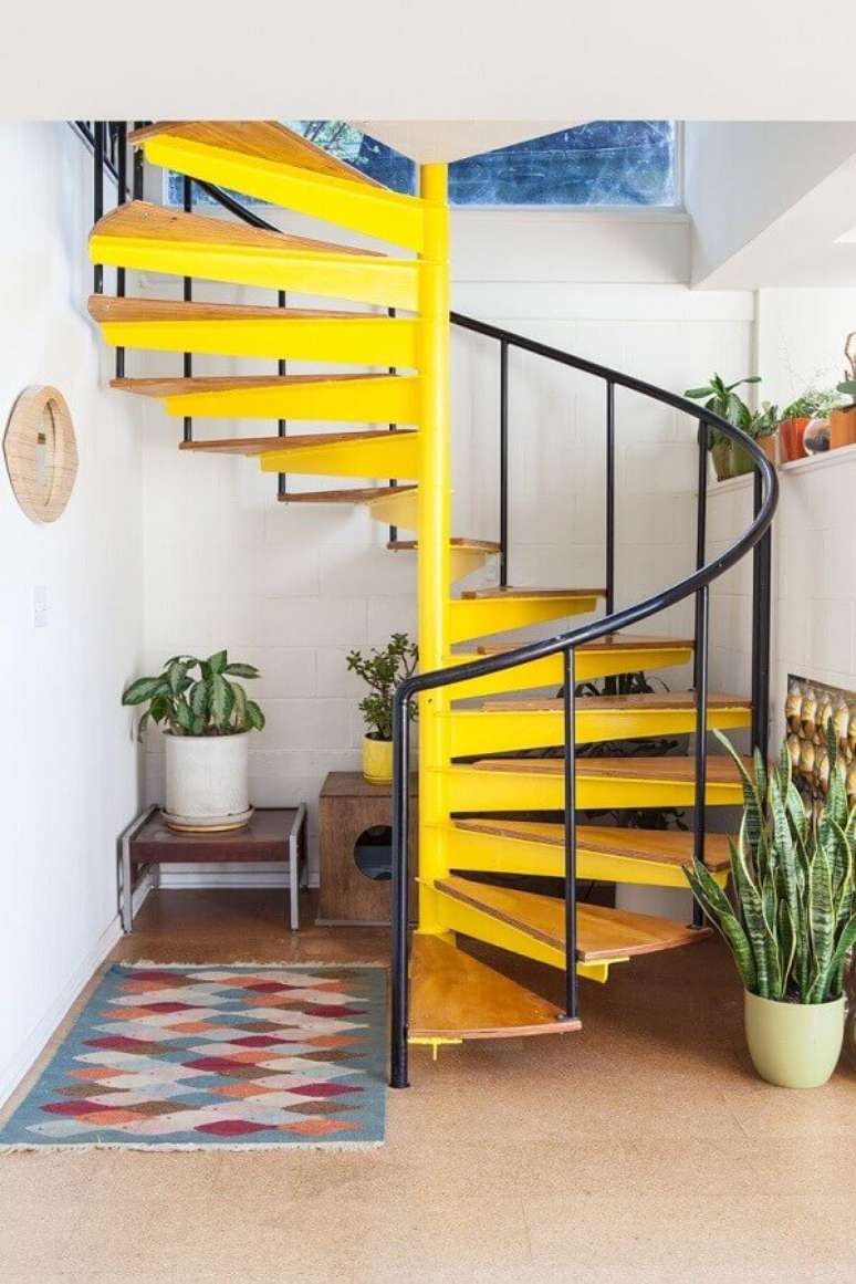 43. Decoração simples com escada caracol interna amarela – Foto: Pinterest