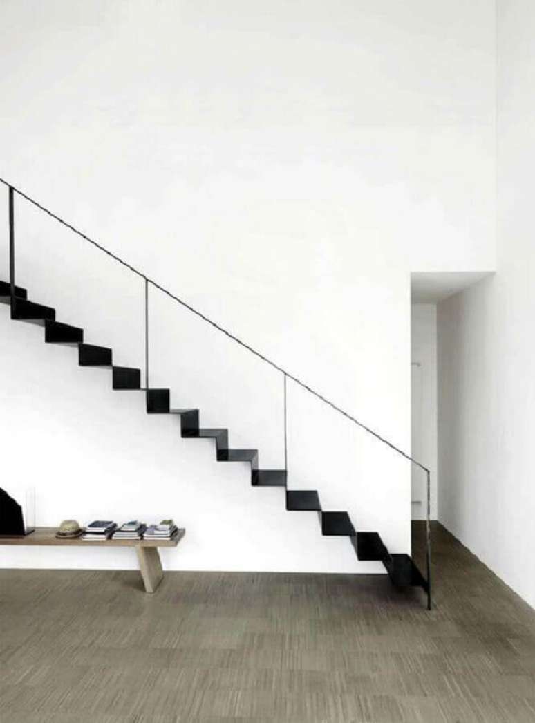 36. Decoração minimalista com escada de ferro interna – Foto: Home Deco