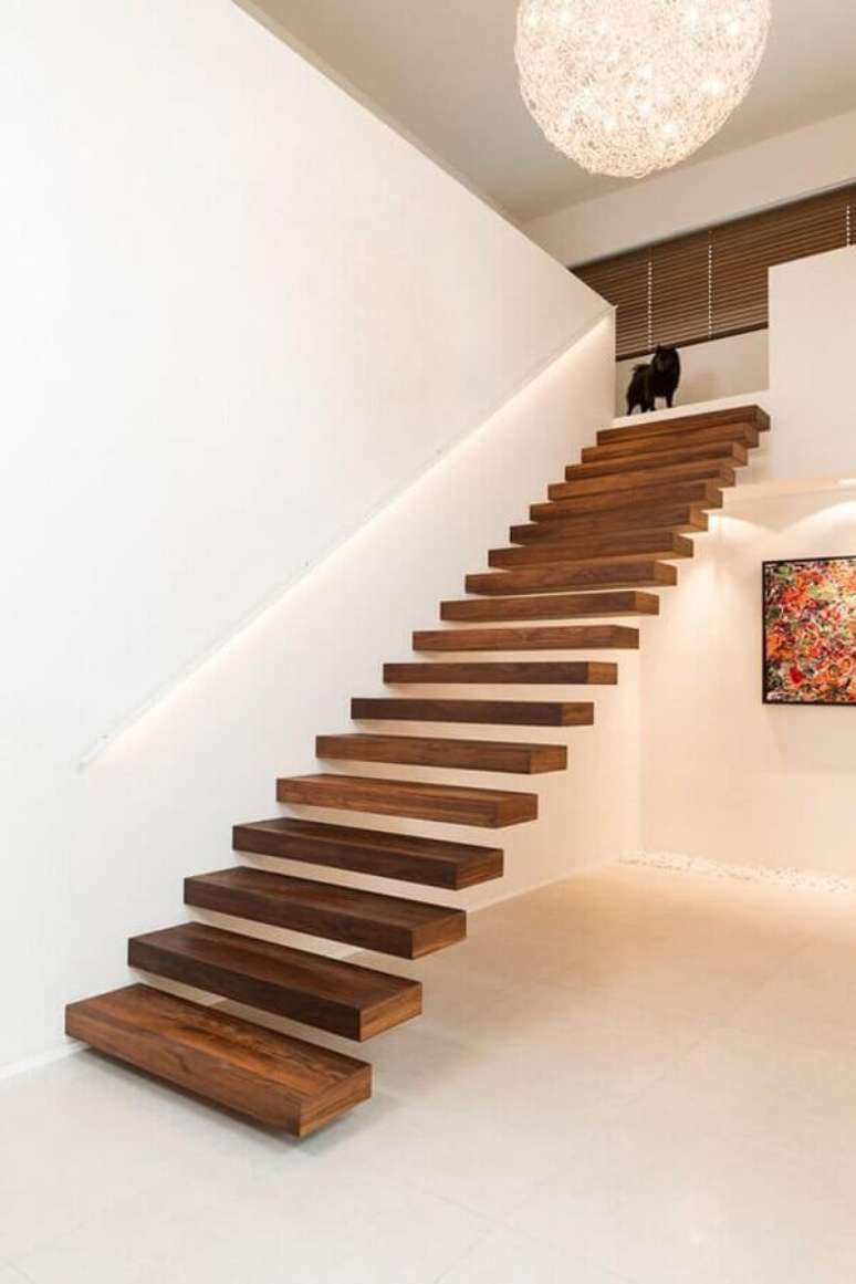 13. Decoração clean com escadas internas flutuante de madeira – Foto: Home Deco