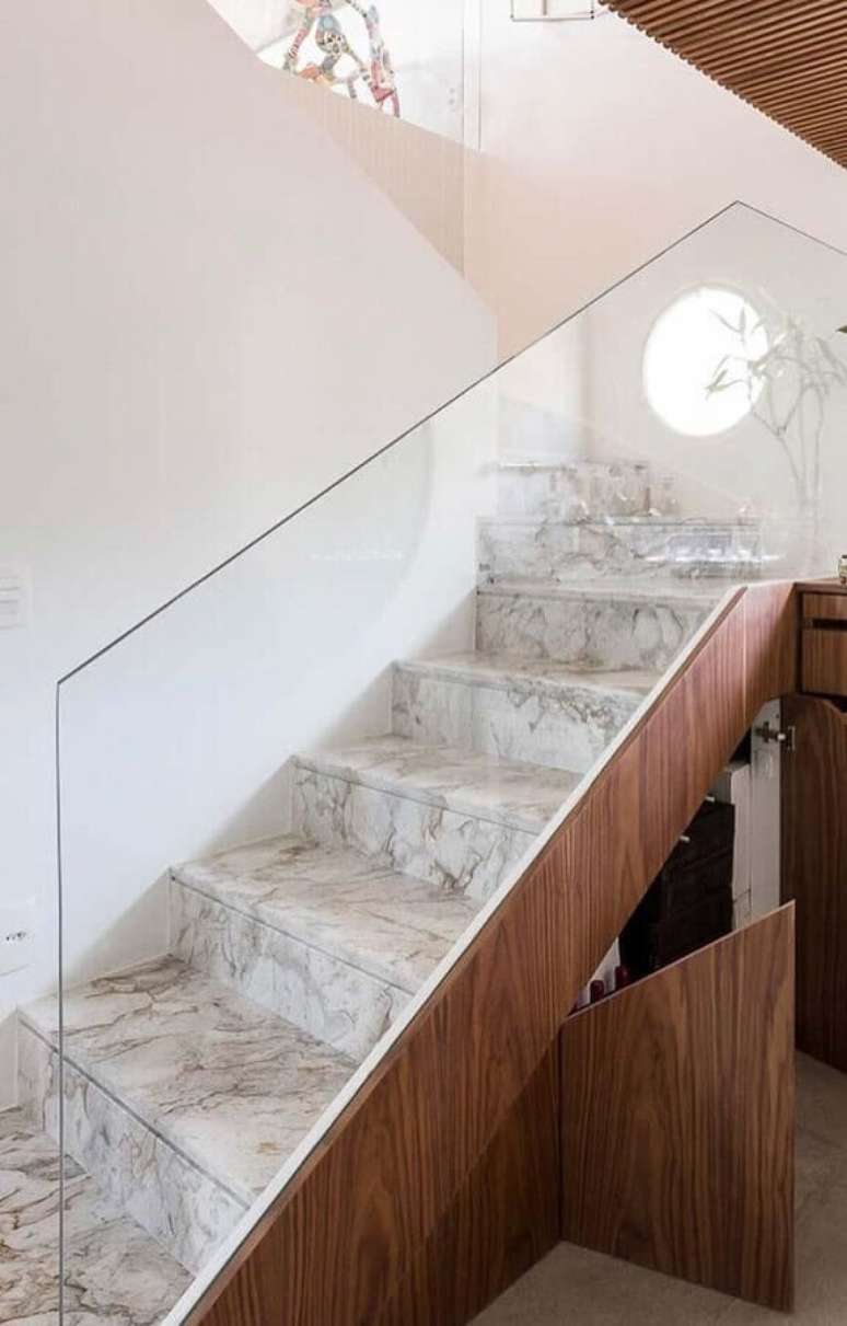 23. Decoração com escadas internas em U de mármore – Foto: Pinterest