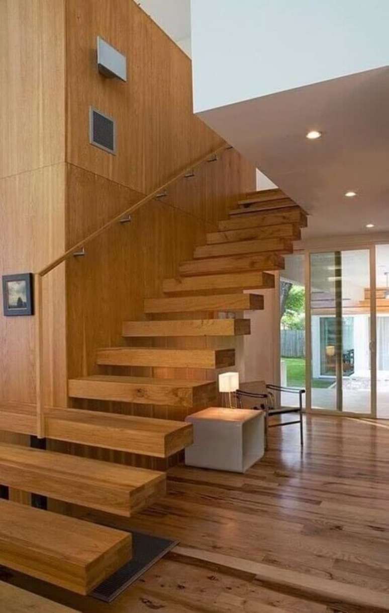 41. Decoração moderna com escadas internas vazadas de madeira – Foto: Pinterest