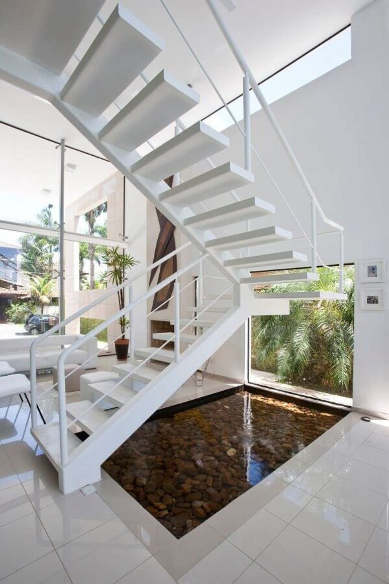 27. Decoração de casa branca com escadas internas em U – Foto: FCStudio