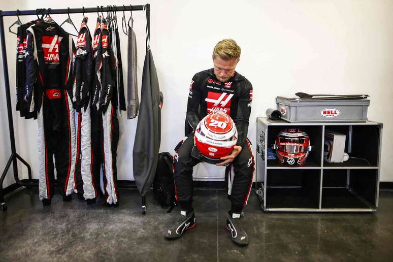 Kevin Magnussen correu na Haas entre 2017 e 2020 