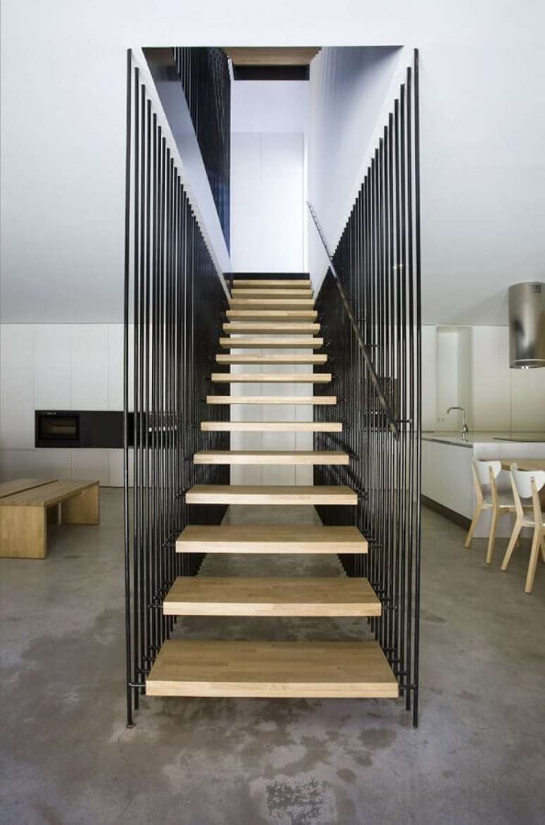 40. Decoração moderna com escadas internas vazada com degraus de madeira – Foto: Archdaily