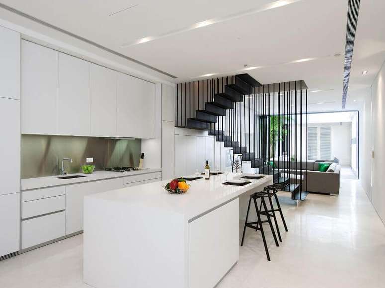 53. Escadas internas simples de ferro para decoração de casa conceito aberto minimalista – Foto: Home Fashion Trend