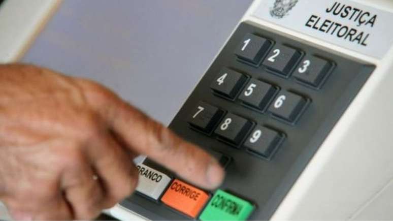 Bolsonaro tem cobrado que o Brasil adote um sistema eleitoral com comprovante impresso do voto eletr&ocirc;nico para permitir recontagem f&iacute;sica dos votos