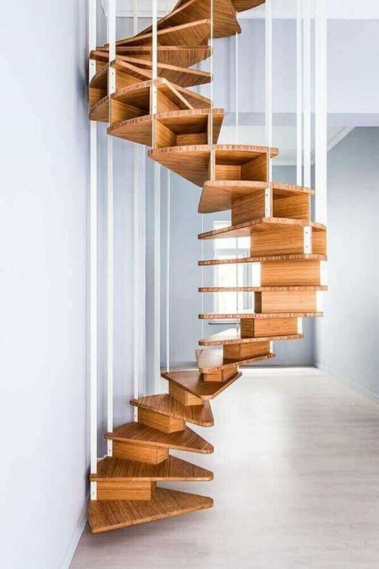 38. Decoração moderna com escada caracol interna de madeira – Foto: Pinterest