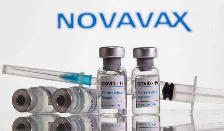 Frascos rotulados como de vacina contra Covid-19 com logo da Novavax ao fundo em foto de ilustração
09/02/2021  REUTERS/Dado Ruvic/Illustration