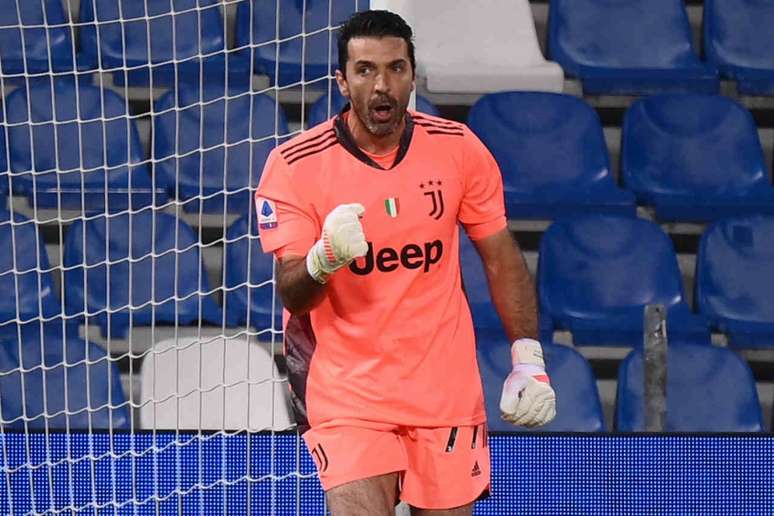 Buffon foi reserva na Juventus na última temporada (Foto: MARCO BERTORELLO / AFP)