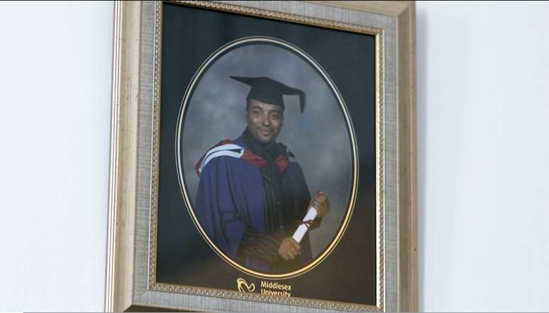 Noel tem uma s&eacute;rie de diplomas, mas at&eacute; hoje os anos que passou na escola ESN deixam marcas