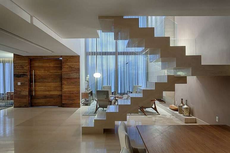 52. Escadas internas em U para decoração de casa sofisticada – Foto: Homify