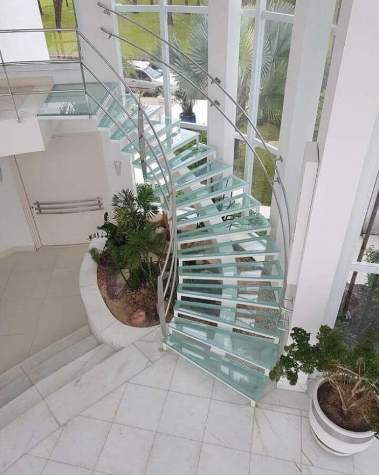 5. As escadas internas de vidro são ótimas para uma decoração moderna e clean – Foto: Duran Vidros