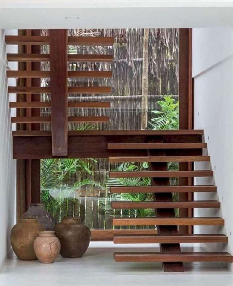 2. Decoração com escada de madeira interna em U – Foto: Conexão Decor