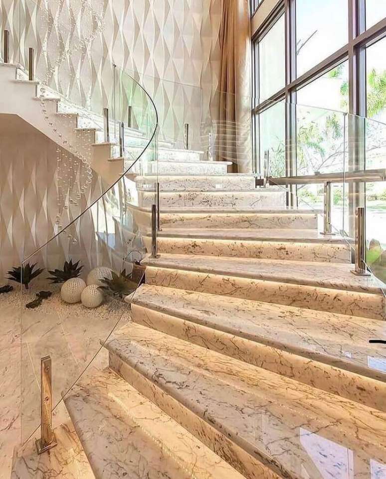 7. Decoração sofisticada com escada interna de mármore – Foto: Pinterest