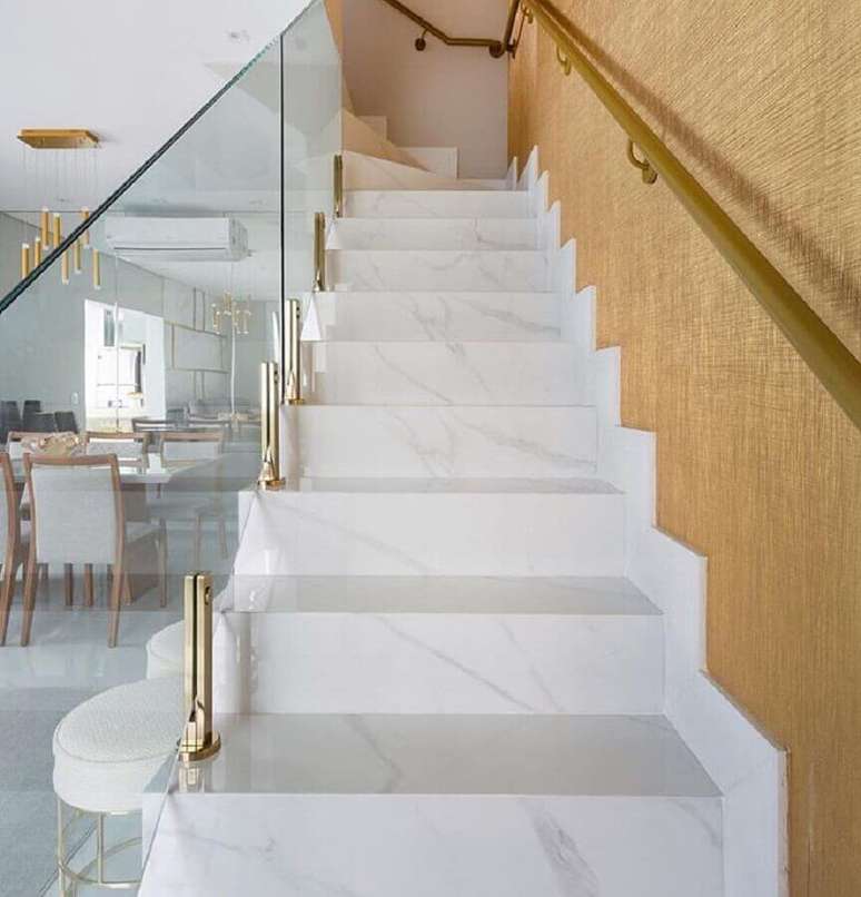 19. Decoração clean para casa com escada interna de mármore com guara corpo de vidro – Foto: Pinterest