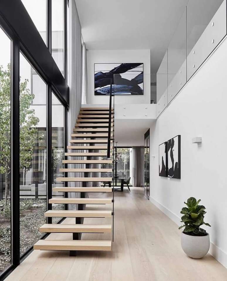 9. Casa moderna decorada com escada interna reta vazada – Foto: Pinterest