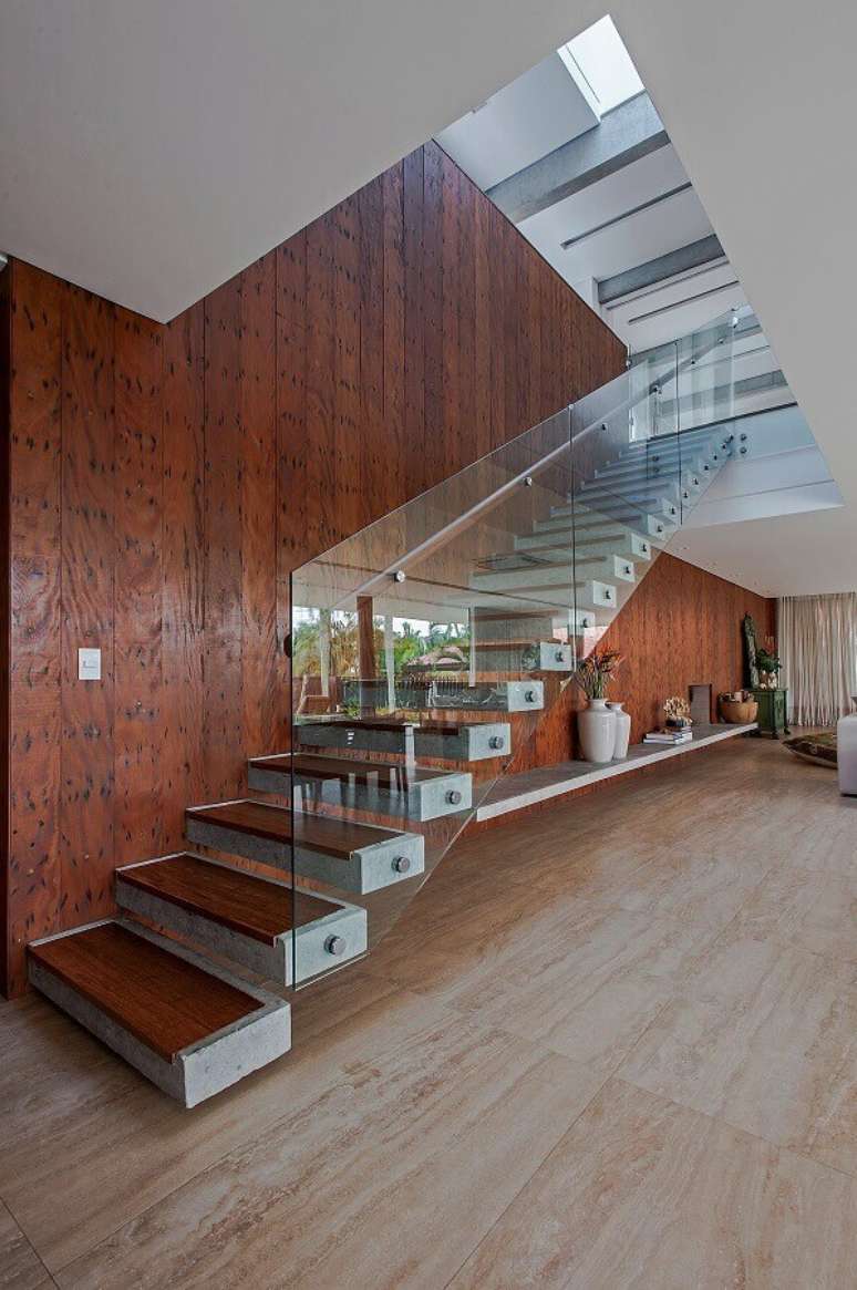 55. Guarda-corpo de vidro para escadas modernas internas – Foto: Jorge Elmor