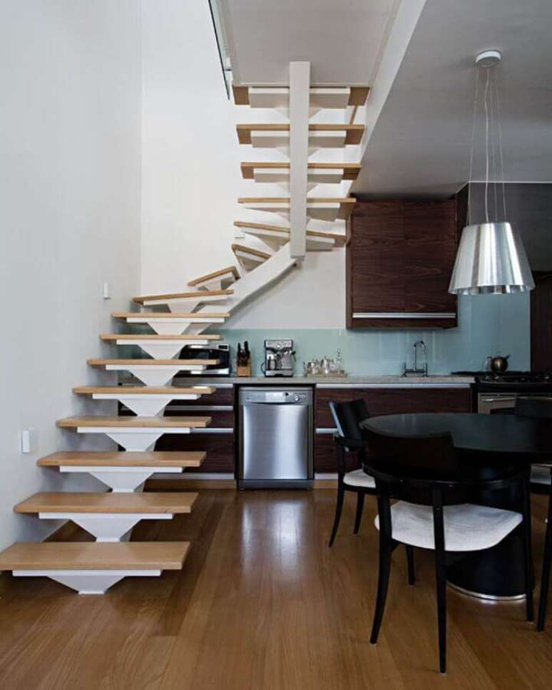 24. Decora&ccedil;&atilde;o com escadas internas para casas pequenas &ndash; Foto: Casa de Valentina