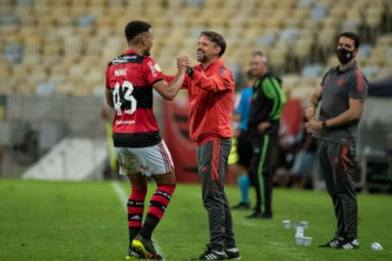 Muniz recebeu elogios de Mauricio Souza (Foto: Alexandre Vidal/Flamengo)