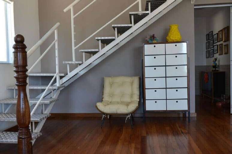 25. Decoração com escadas internas simples de metal – Foto: Pinterest