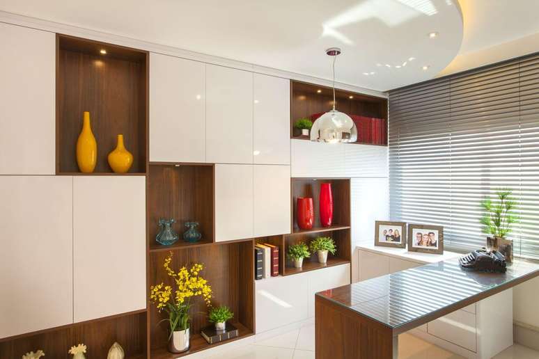 5. Reformas no seu home office invista em nichos, prateleiras e estantes para organizar o espa&ccedil;o. Projeto de Iara K&iacute;laris