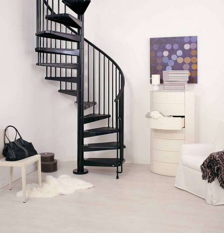 35. Decoração minimalista com escada caracol interna de ferro – Foto: Jeito de Casa