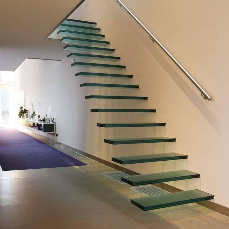 28. Decoração de casa com escada suspensa interna de vidro – Foto: Pinterest