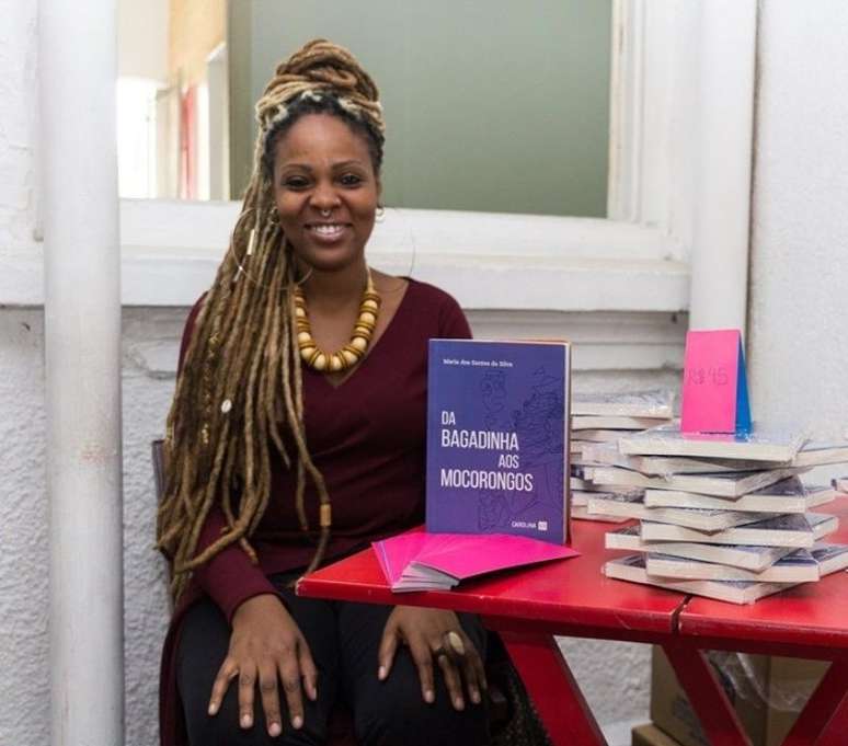 Em busca de representatividade negra na literatura, a bibliotec&aacute;ria Ketty Val&ecirc;ncio criou a Livraria Africanidades /