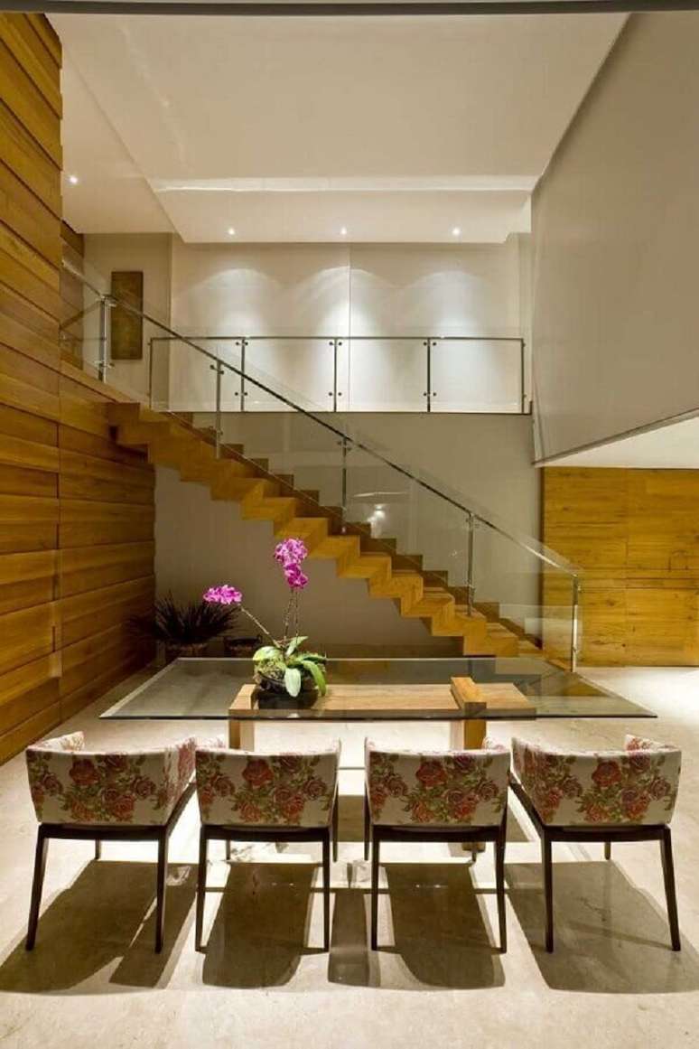 61. Sala de jantar grande decorada com escadas internas retas de madeira – Foto: Pinterest