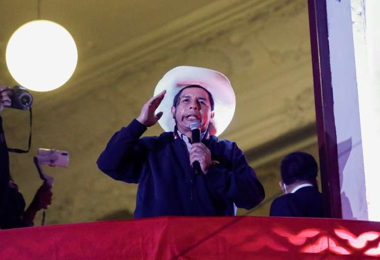 Candidato à Presidência do Peru Pedro Castillo discursa para apoiadores na sede de seu partido em Lima
10/06/2021 REUTERS/Angela Ponce