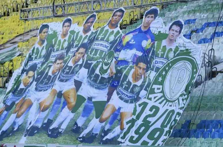 Bandeirão da torcida do Palmeiras com equipe campeã Paulista em 1993 contou com uma máscara no rosto de Edilson 'Capetinha' (Reprodução / Instagram)