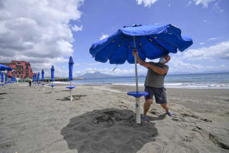 Preparativos para abertura de praia em Nápoles, sul da Itália