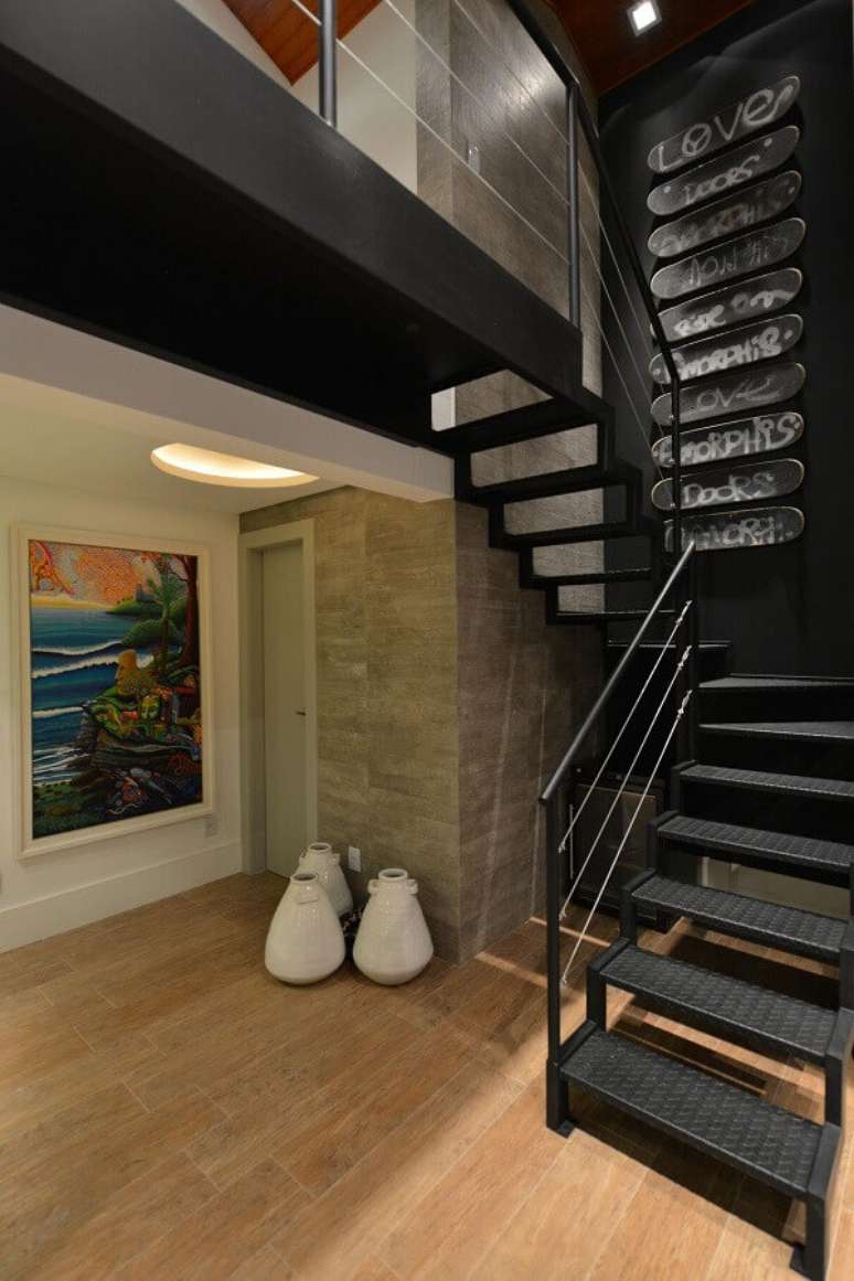 21. Decoração com escada de ferro interna preta – Foto: Anna Maya Arquitetura
