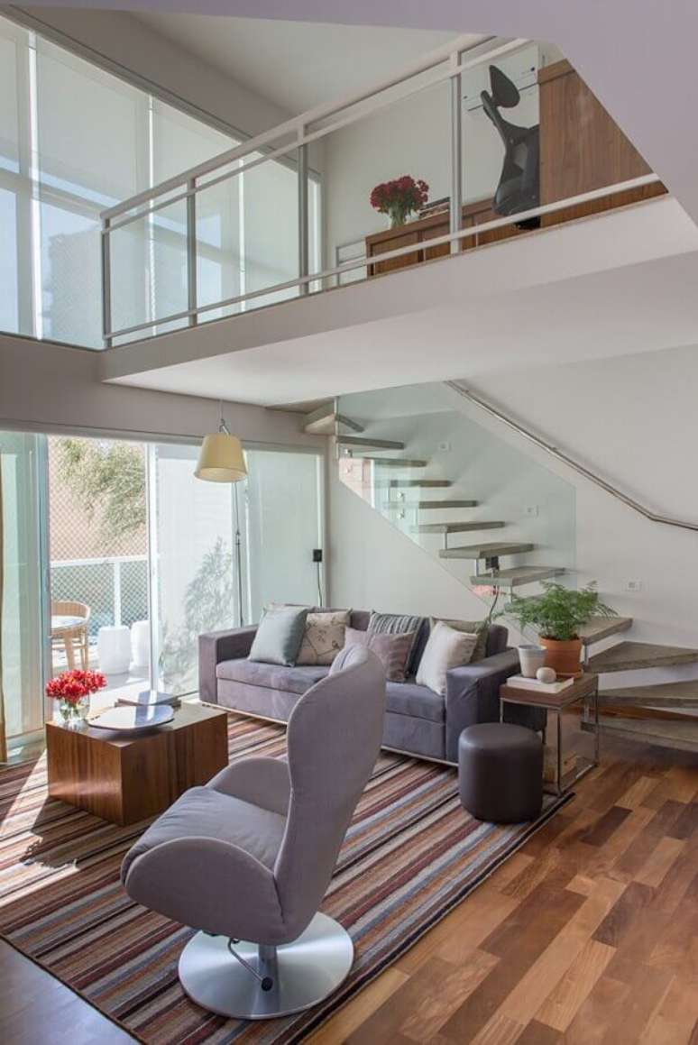 60. Sala de estar decorada com escadas internas de concreto vazada – Foto: Homify