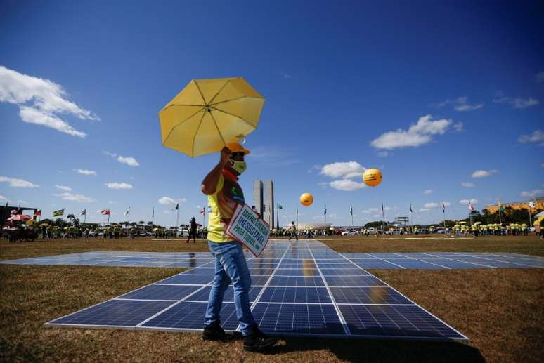 Manifestante em favor de uso de energia solar
8/06/2021
REUTERS/Adriano Machado