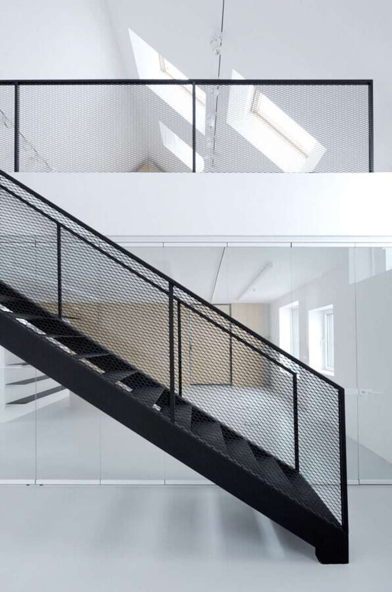 50. Escadas internas de ferro para decoração minimalista – Foto: Pinterest