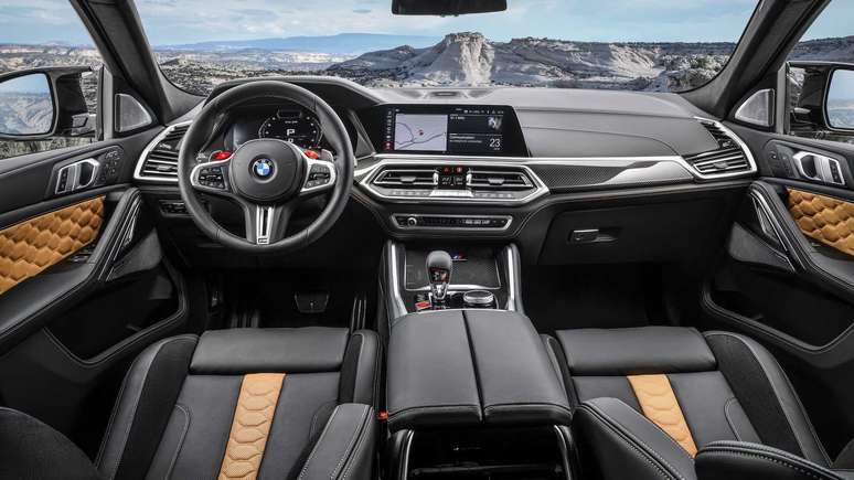 BMW X6 M Competition conta com central multimídia iDrive de 12,3’’. 