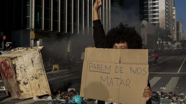 A população negra é a maior vítima da violência no Brasil; acima, protesto contra a violência em São Paulo, em maio de 2020