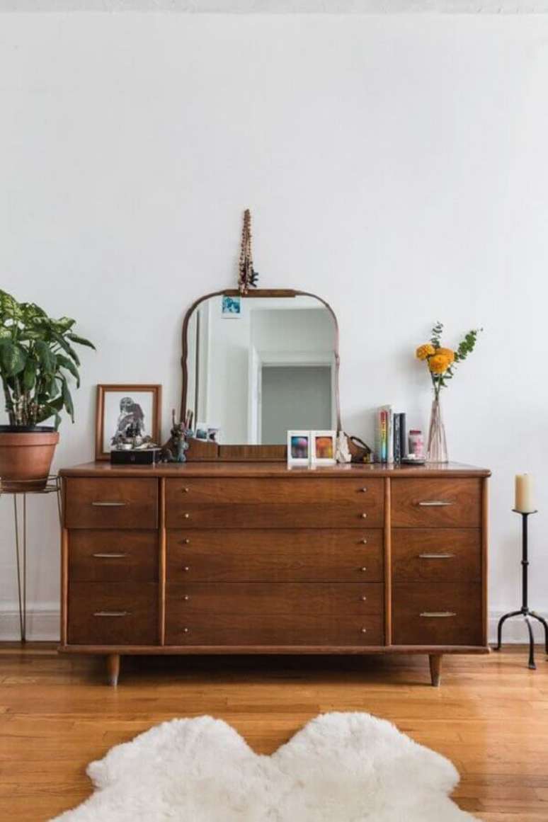 11. Decoração vintage com cômoda para quarto com espelho – Foto: Domino